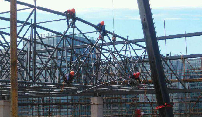 格尔木论网架装配施工中搭设脚手架应当留神的事故